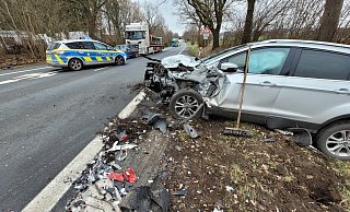 Das Auto ist bei dem Unfall stark beschädigt worden. - Gerald Dunkel
