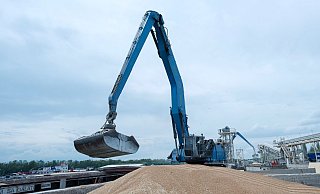 Ein Bagger verlädt in einem Getreidehafen im ukrainischen Ismajil Getreide in ein Frachtschiff. - Andrew Kravchenko/AP/dpa