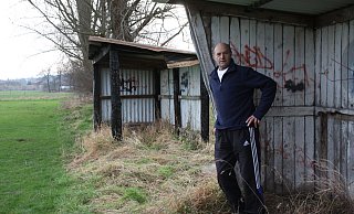 In die Jahre gekommen: Hans-Ulrich Lohse steht am alten Sportplatz in Düingdorf, auf dem seine fußballerische Laufbahn einst begann. Die verwitterten Häuschen dienten noch bis vor wenigen Jahren als Ersatzbank. - Foto: Björn Kenter
