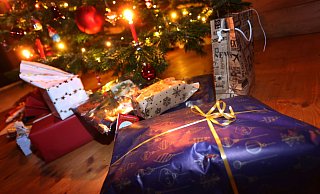 Weihnachten steht vor der Tür. Wer jetzt noch nicht los war, um Geschenke zu kaufen, der hat im Kreis Höxter Glück, auch über die Feiertage noch eine Kleinigkeit zum Mitbringen für den Weihnachtsbesuch zu finden. Die "NW" verrät in ihren Last-Minute-Tipps, wo es die gibt. - Karl-Josef Hildenbrand/dpa