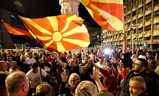 In den Straßen der Hauptstadt Skopje feierten die Anhänger der Opposition bis tief in die Nacht. - Boris Grdanoski/AP/dpa
