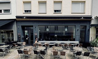 Freitagmittag vor dem Cafe Thumel 1504 am Gehrenberg: Die Eingangstür verschlossen, Stühle sowie Tische zusammengekettet und nur ein einsamer Passant telefoniert, wo sich um diese Zeit sonst viele Gäste tummeln. - Stefan Becker