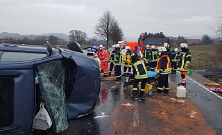 Die auslaufenden Betriebsstoffe wurden abgestreut. - Feuerwehr Vlotho