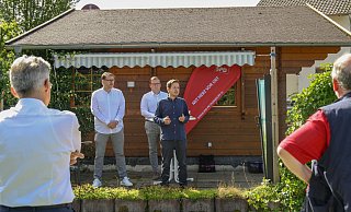 Der stellvertretende SPD-Vorsitzende Kevin Kühnert (r.) sprach am Sonntag vor zahlreichen Besuchern auf dem Minigolfplatz. Landtagskandidat Ingo Ellerkamp (v. l.) und Bürgermeisterkandidat Marvin Schrodke begrüßten den Spitzenpolitiker. - Noah Brümmelhorst