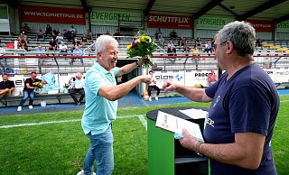 Vorstandssprecher Hans-Hermann Kirschner (l.) gratuliert Waldemar Kostrzewa mit der Corona-Faust zu seiner Ehrung durch den westfälischen Verband. - Andreas Frücht