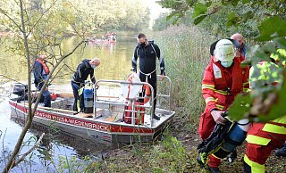 Feuerwehr und DLRG am Montag am Buxel See in Lintel, Rheda-Wiedenbrück.  - Andreas Eickhoff