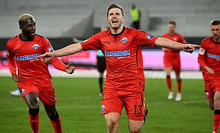 Der Paderborner Robert Leipertz bejubelt in der Nachspielzeit seinen Siegtreffer zum 1:0. Richmond Tachie und Vorbereiter Sebastian Klaas (hinten l.) feiern mit. - dpa