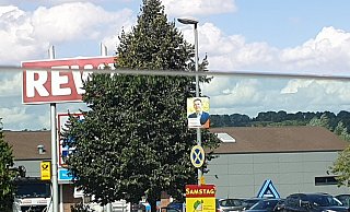 Verkehrsschilder und Wahlplakate am Kreisel in Willebadessen - Torsten Wagner