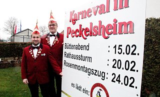 Vorsitzender Mario Schulte (l.) und Präsident Uwe Jonietz vom Peckelsheimer Karnevalsverein Pickel-Jauh präsentieren den Narrenfahrplan für die aktuelle Session. - Burkhard Battran