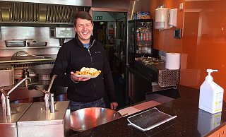 Am Alten Markt hält einer die Stellung: Alex wirft bei "Frizz" immer noch Pommes in die Friteuse. - Christina Römer