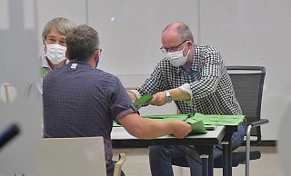 Nachdem aufgefallen war, dass 248 falsche Stimmzettel verteilt wurden, ist der Wahlvorgang kurzzeitig unterbrochen worden. - Jens Dünhölter