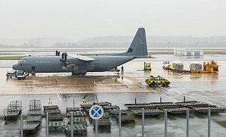 Die am Paderborner Flughafen gesammelten Hilfsgüter werden mit einem dänischen Militärflugzeug zu einem NATO-Stützpunkt in die Türkei gebracht. - Moritz Klöckner