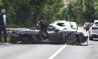 Der Porsche Boxster wurde beim Unfall auf der Engerstraße im Kreis Gütersloh schwer beschädigt. - Christian Helmig