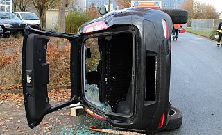 Der Fiat der 72-Jährigen kippte bei der Kollision auf die Seite. - Polizei Minden-Lübbecke