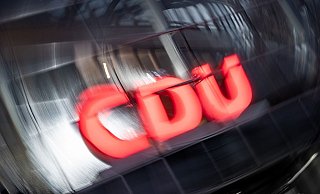 Das CDU-Logo an der Parteizentrale, dem Konrad-Adenauer Haus in Berlin. - Foto: Michael Kappeler/dpa