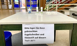 Besondere Vorkehrungen auch im Briefdirekt-Wahllokal in der ehemaligen Bielefelder Stadtbibliothek. - Stefan Becker