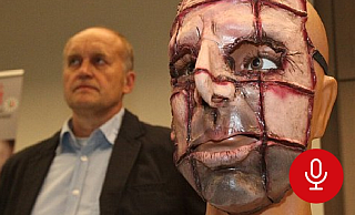 Polizeisprecher Friedhelm Burchard präsentiert die Horrormaske namens „Serienkiller Justin", mit der der junge Mann seine Nachbarin überfallen.hat. - NW