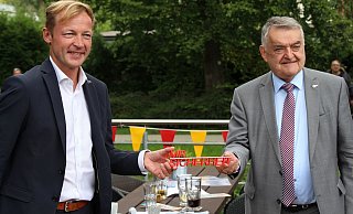 Innenminister Herbert Reul (r.) bekam vom CDU-Stadtverbandsvorsitzenden und Landtagsabgeordneten ein Souvenir ("Mr. Sicherheit") aus dem 3-D-Drucker. - Rosanna Martens