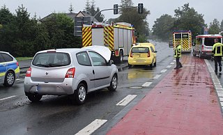 Bei einem Auffahrunfall am Mittwochmittag wurden drei Menschen leicht verletzt. - Polizei Herford