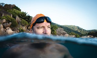 Blick hinaus aufs Meer: Der Paderborner Extremschwimmer André Wiersig beim Training auf den Seychellen. - Neue Westfälische