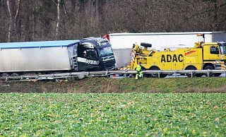 Der Lkw muss nun mit einem Kran herausgezogen werden. - Thomas Lieske