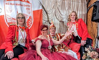 Das Prinzenpaar Monika und Dirk Mertens mit seinen Prinzenführerinnen Jennifer Koch und Manuela Mertens. - Burkhard Battran