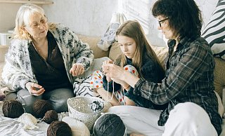 Herbst und Winter sind gute Zeiten, um mit Handarbeitsprojekten anzufangen - nicht zuletzt für die Weihnachtsgeschenke. - Pexels