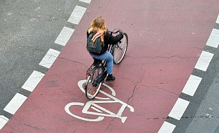 Unterwegs auf dem Fahrradschutzstreifen: Autofahrer müssen bestimmte Regeln beim Überfahren dieses Streifens beachten - Radler haben aber auch Pflichten. - Janne Kieselbach/dpa/dpa-tmn