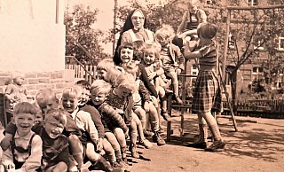 Blick in die Vergangenheit: Das Foto zeigt Schwester Aldegundis, die die Kita in Beverungen-Titelsen vor 80 Jahren gründete und mehr als drei Jahrzehnte dort Kinder betreute. - Privat