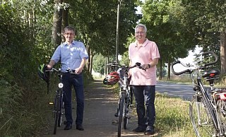 Bernd Dumcke (l.) und Jürgen Müller besprachen im Herbst 2019, den Radweg an der Mühlenburger Straße sanieren zu lassen. - Andreas Sundermeier