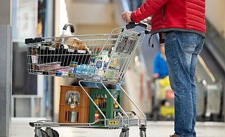 Viele Lebensmittel sind deutlich teurer geworden. (Symbolbild) - Sebastian Kahnert/dpa