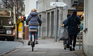 Auf der Jöllenbecker Straße zwischen Melanchthonstraße können sich Radler und Fußgänger schnell ins Gehege kommen. - Sarah Jonek