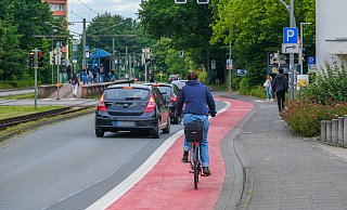 Über die Kurt-Schumacher-Straße soll die Fahrradstraße Richtung Uni Bielefeld geführt werden. Für Autos soll es aber stadteinwärts keine Einbahnstraßenregelung mehr geben. - Andreas Zobe