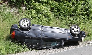 Der Honda blieb auf dem Dach liegen. - Polizei Höxter