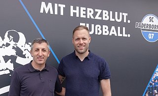Ayhan Tumani (l.), Sportlicher Leiter der Nullsieben-Akademie, hatte im vergangenen Sommer Daniel Brinkmann als neuen U21-Trainer präsentiert. Nun zieht es Brinkmann zum FC Hansa Rostock. - SC Paderborn 07