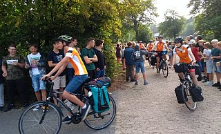 Start gelungen: Die Schüler machen sich auf die lange Reise in Richtung Frankreich. Ihr gesamtes Gepäck hängt an ihren Fahrrädern. - Moritz Jülich