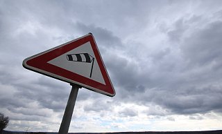 Angekündigt sind schwere Sturmböen aus Südwest bis West mit Windstärken zwischen 10 und 11 in der Spitze.  - David Schellenberg