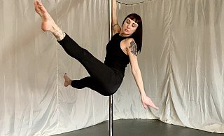 Seit mehr als 23 Jahren betreibt die heute 43-Jährige Candy Teichert Pole-Dance. In diesem Jahr möchte sie ihren Traum erfüllen und ihr eigenes Studio eröffnen. - Teichert