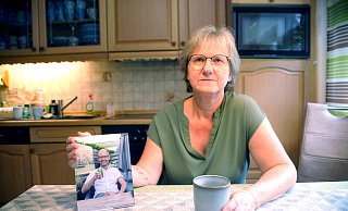 Kerstin Hollmann mit einem Bild ihres verstorbenen Mannes Ralf in der Küche ihres Hauses. Auch fast sieben Monate nach der Tat kann sie die Umstände, unter denen er ums Leben gekommen ist, nicht fassen - und kämpft sich durch, um Hilfe in dieser Zeit zu bekommen. Finanzielle und psychologische. - Nicole Donath