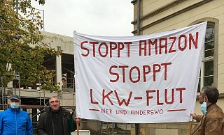Unter anderem mit einer Mahnwache auf dem Marktplatz machen die Mitglieder der Aktionsgruppe "Beller Feld" an Markttagen auf ihren Protest aufmerksam. - Wolfram Fiedler