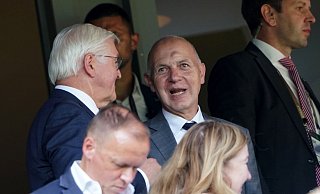 Bundespräsident Frank-Walter Steinmeier (l) unterhält sich mit DFB-Präsident Bernd Neuendorf (M) auf der Tribüne. - Marcus Brandt/dpa