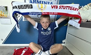 Ole Ellermeyer hat sämtliche Trikots der vergangenen Jahre und natürlich auch schon den Finalschal für Berlin. In seinem Zimmer dominieren die Arminia-Farben. - Nicole Sielermann