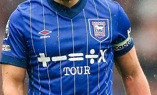 Der englische Premier-League-Klub Ipswich Town spielt in blauen Trikots des Ausrüsters Umbro. Das englische Unternehmen stattet nun auch den DSC Arminia Bielefeld aus. - IMAGO/News Images