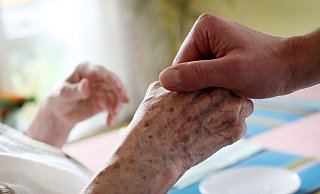 ARCHIV - ILLUSTRATION - Ein Pfleger hält in einem Pflegeheim in Düsseldorf (Nordrhein-Westfalen) die Hand einer Bewohnerin (Foto vom 13.11.2007). Auf einer Pressekonferenz wird am Mittwoch in Düsseldorf ein Projekt zur einfühlsamen Kommunikation bei der Versorgung Schwerstkranker und Sterbender vorgestellt. Foto: Oliver Berg dpa/lnw +++(c) dpa - Bildfunk+++ - picture alliance / dpa