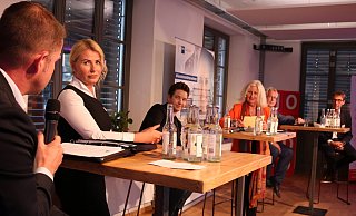 Oliver Flaskämper, Tanja Maaß, Dorothee Schuster (CDU), Landrat Jürgen Müller (SPD) und Klaus Bockermann (v.l.) - eingefangen von Moderatorin Solveig Münstermann (mitte). - Ingo Müntz