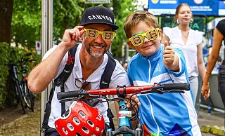 Hugo (8) fährt beim Kinderrennen mit und freut sich schon riesig. „Ich wollte unbedingt hierhin“, sagt er. Zusammen mit seinem Papa Sebastian ist er am Donnerstag aus Lübbecke angereist und das mit dem Zug, denn mit dem „Auto ist kein durchkommen“, weiß Hugo. - Daniel Salmon