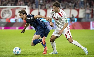 SCP-Startelfdebütant Luis Engelns (l.) setzt sich in dieser Szene gegen den Kölner Luca Waldschmidt durch. - IMAGO/Beautiful Sports