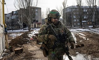 Die Stadt Bachmut ist derzeit besonders schwer umkämpft. - Evgeniy Maloletka/AP/dpa