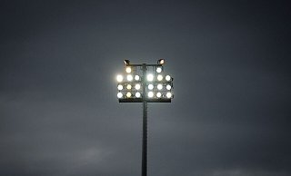 Beim Spiel zwischen Köln und Leverkusen in der Frauen-Bundesliga war das Flutlicht ausgefallen. (Archivbild) - Soeren Stache/dpa