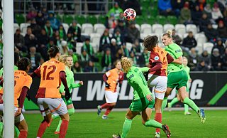 Alexandra Popp (r) bringt den VfL gegen Galatasaray auf die Siegstraße. - Swen Pförtner/dpa